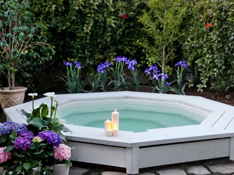 Whirlpool im Garten Outdoor Jacuzzi wird zum Blickfang