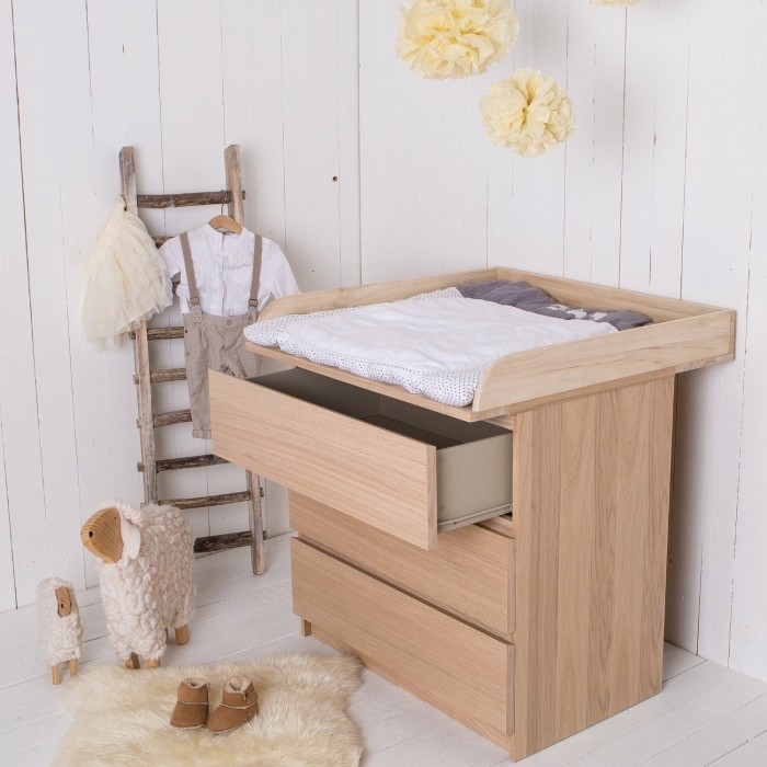 Wickelkommode-aus-Holz-Wickeltischaufsatz-IKEA-Babyzimmer-Einrichtung