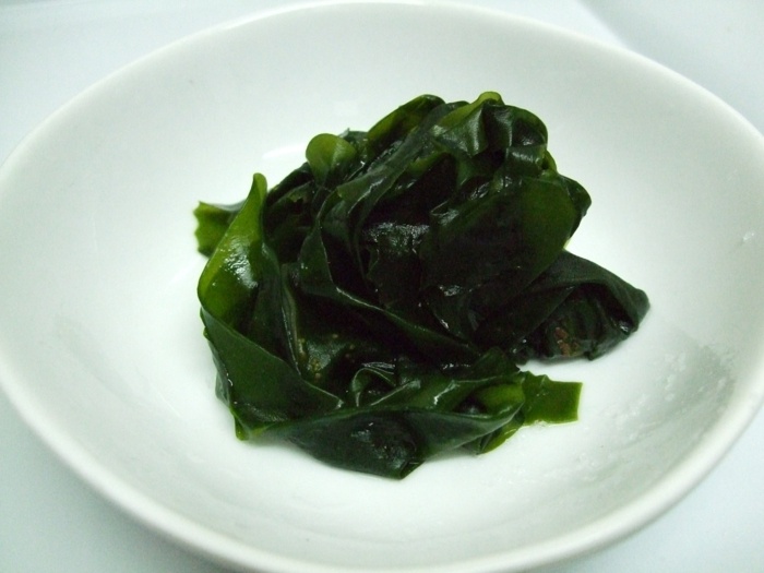 algen wakame kochen ernährung salat teller