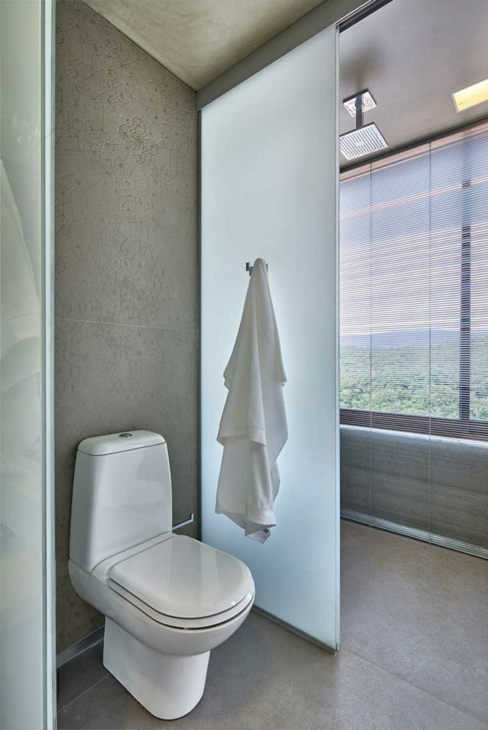 apartment design david guerra bad toilette grau milchglas