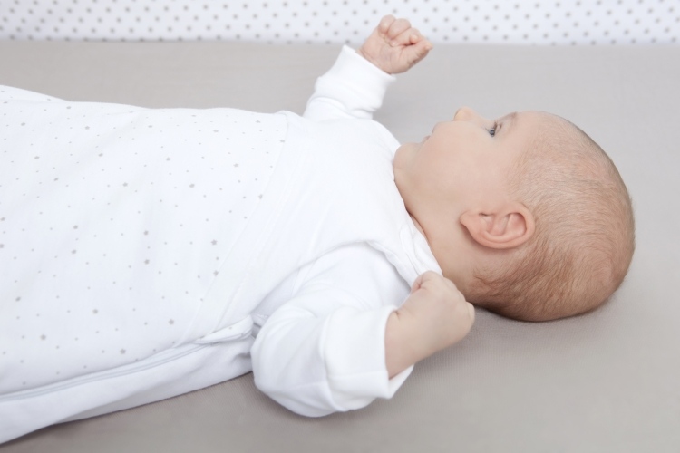 babyschlaf-tipps-babyschlafsack-nachtruhe-rueckenlage