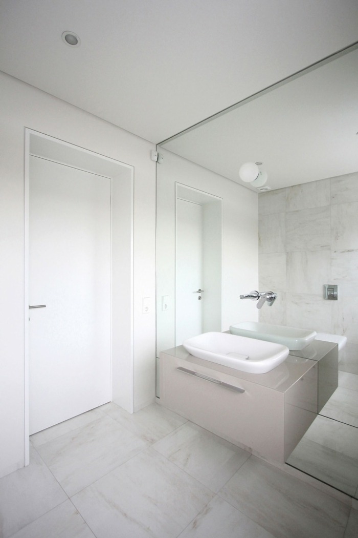 bad waschbecken gäste weiß spiegel fliesen minimalistisch