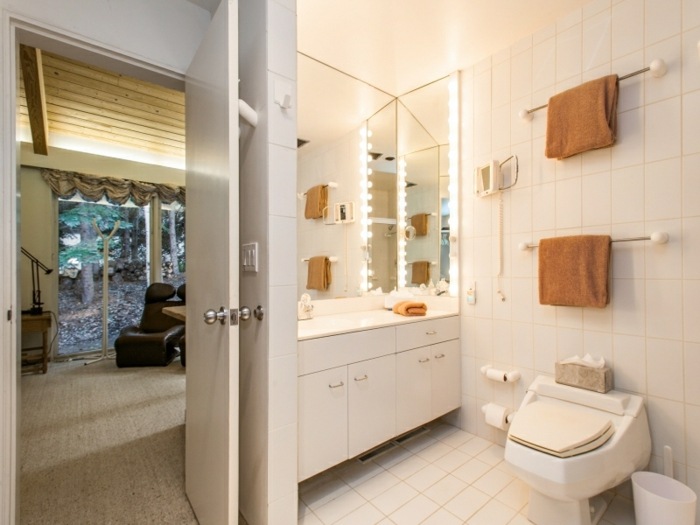 badezimmer design weiß fliesen handtücher toilette waschbecken konsole