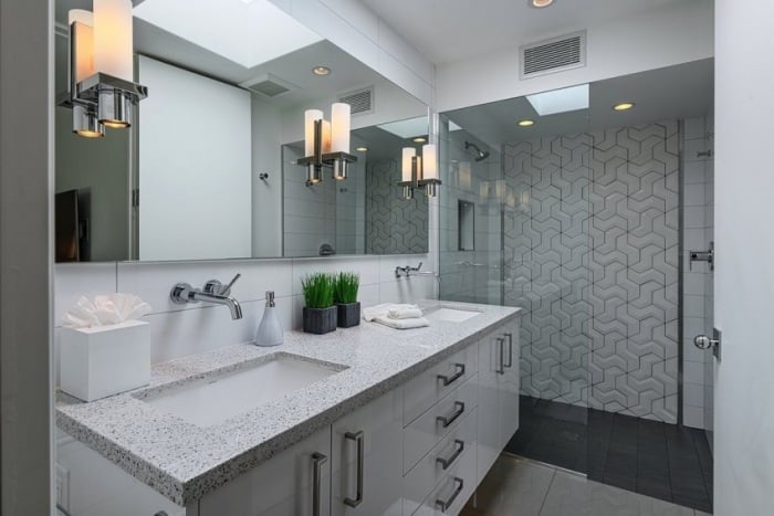 badezimmer-wandmontiert-waschbecken-mit-unterschrank-marmor-platte