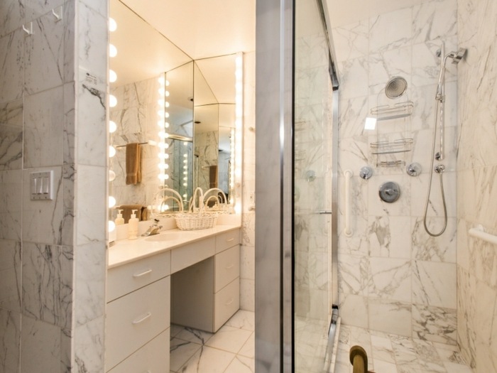 badezimmer weißer marmor luxus dusche waschbecken konsole