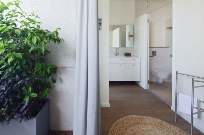badezimmer wohnung schlafzimmer weiße konsole waschbecken pflanze ficus 