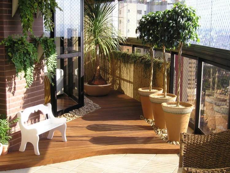 balkon-sichtschutz-pflanzen-bambusmatte-palmen-holzboden