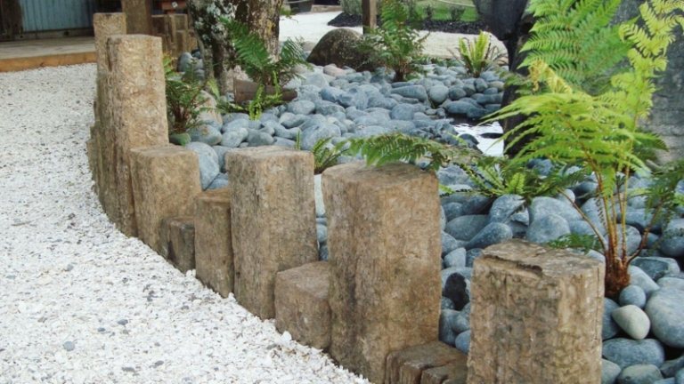 beeteinfassung bauen naturstein idee kieselsteine weg steingarten