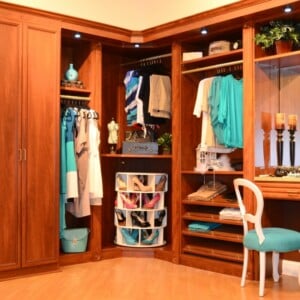 begehbarer-Kleiderschrank-mit-Schuhregal-aus-Holz