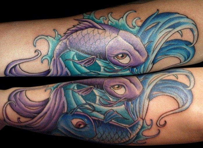 blau-lila-Koi-Karpfen-Fisch-tattoo-feminines-motiv-design
