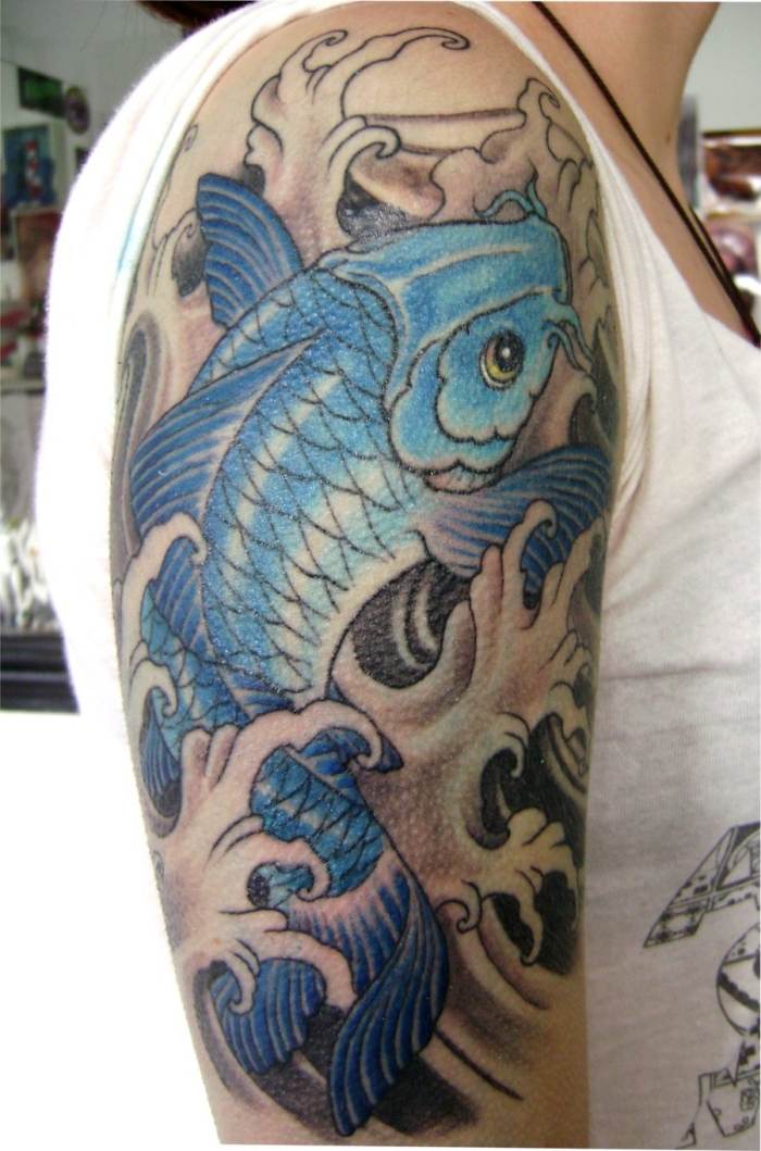 blauer-koi-karpfen-symbolisiert-männliche-stärke-tattoodesign-motiv