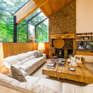 couch weiß leder couchtisch holz wohnzimmer design kamin