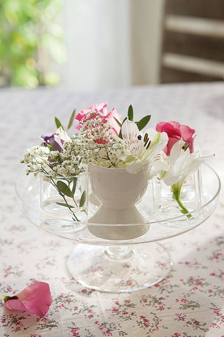 Deko-Ideen mit Blumen eierbecher-glas-tortenstander-schnittblumen