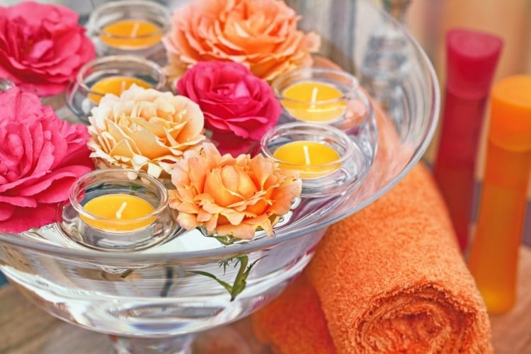 Deko-Ideen mit Blumen -schwimmkerzen-glas-schuessel