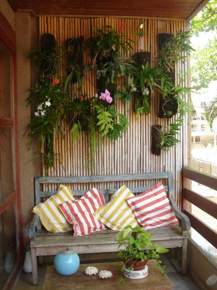 deko-ideen mit blumen vertikaler-garten-balkon-bambusmatten