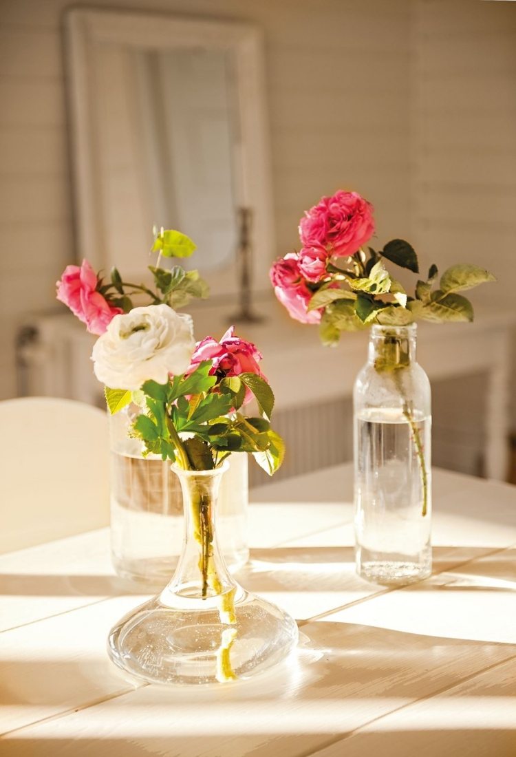 deko-ideen-schnittblumen-rosen-einzelblumen-glasvasen