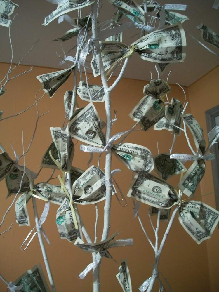 einen-größeren-Baum-mit-Geldscheinen