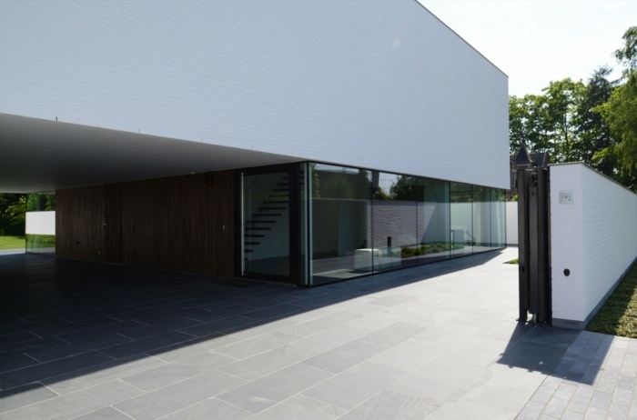 einfahrt glasfront wohnzimmer eingang tor mauer villa design