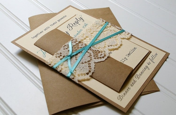 einladungskarten-hochzeit-kreativ-ideen-handgemacht-spitze-braunes-papier-schleife-blau