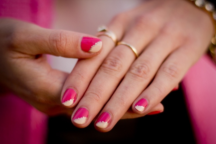 elegantes-nageldesign-pink-französische-maniküre-schräg