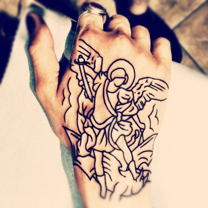 engel-tattoo-design-lineare-darstellung-hand-oberseite