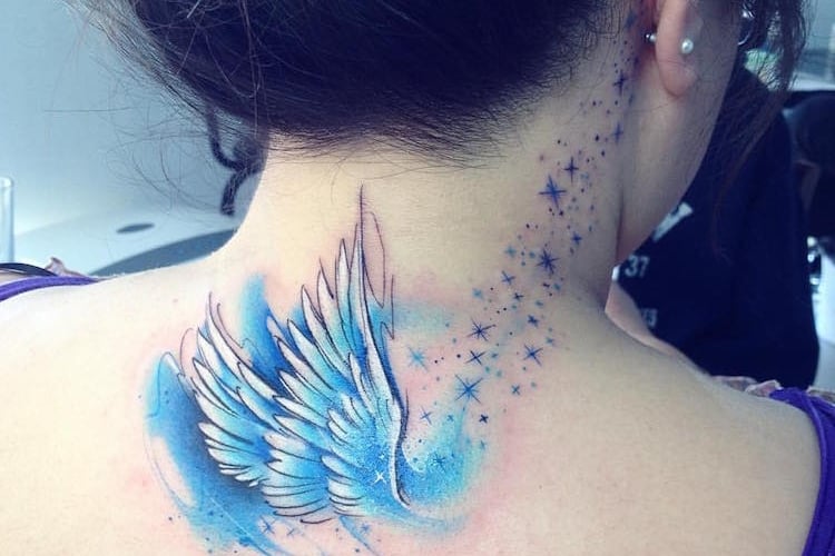 engel-tattoo-designs-ideen-watercolor-blau-rücken
