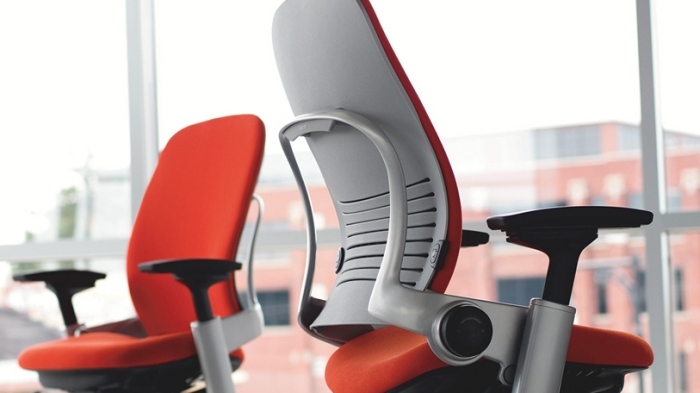 ergonomischer-Bürostuhl-Edelstahl-Steelcase-Leap-Stoff-Bezug-schwarz-rot