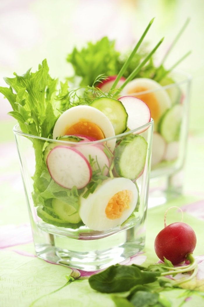 ernährung im frühling salat grün radieschen glas ei gesund
