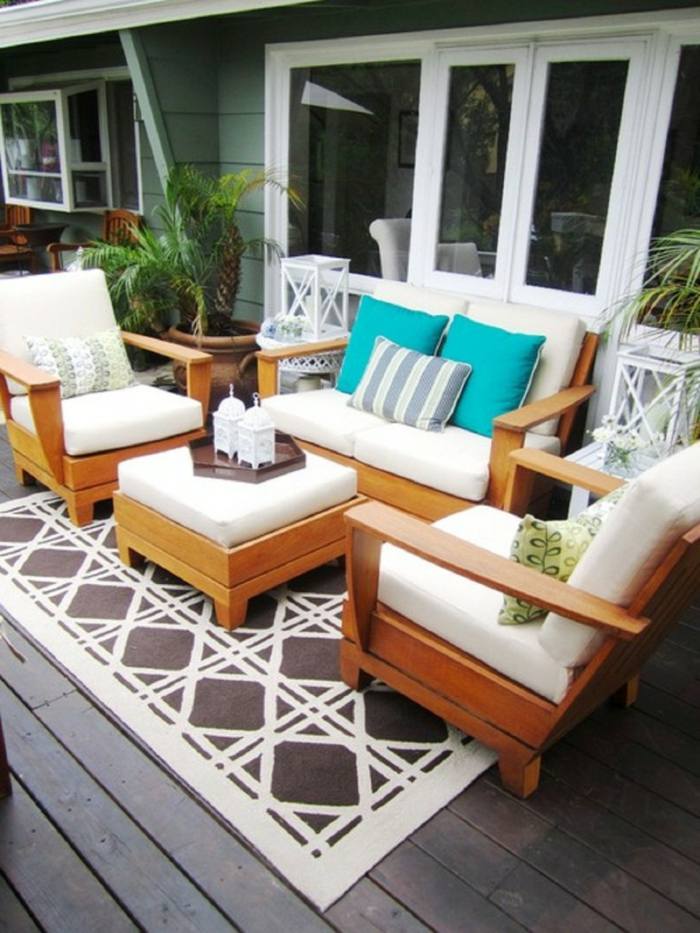 exotische gartengestaltung terrasse teppich palmen topf sofa