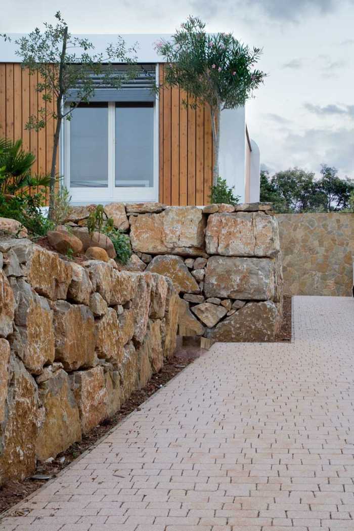 fertighaus design grund holzpaneele stein garten