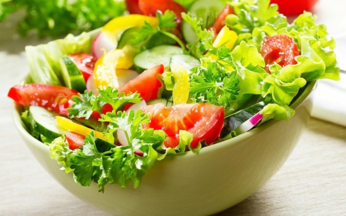 frischer saison salat ernährung tomaten blattsalat gurke
