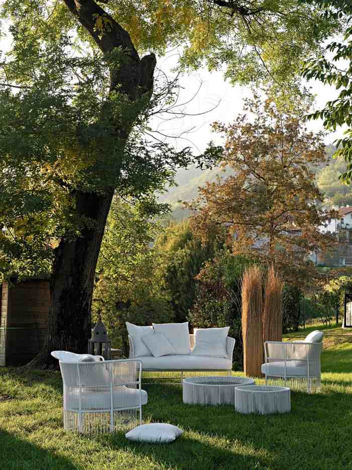 futuristische-moderne-Sofas-Stühle-Tische-outdoor-möbel-tibidabo-kollektion-weiße-polster