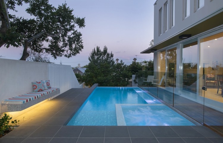 garten pool integriert-whirlpool-inspiration-grau-fliesen-terrasse