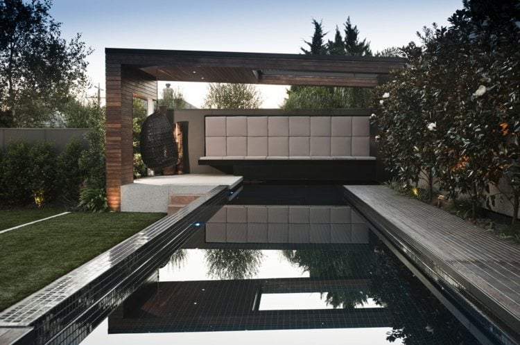 garten-pool-schwarz-design-mosaik-sitzbereich-lounge-schaukel