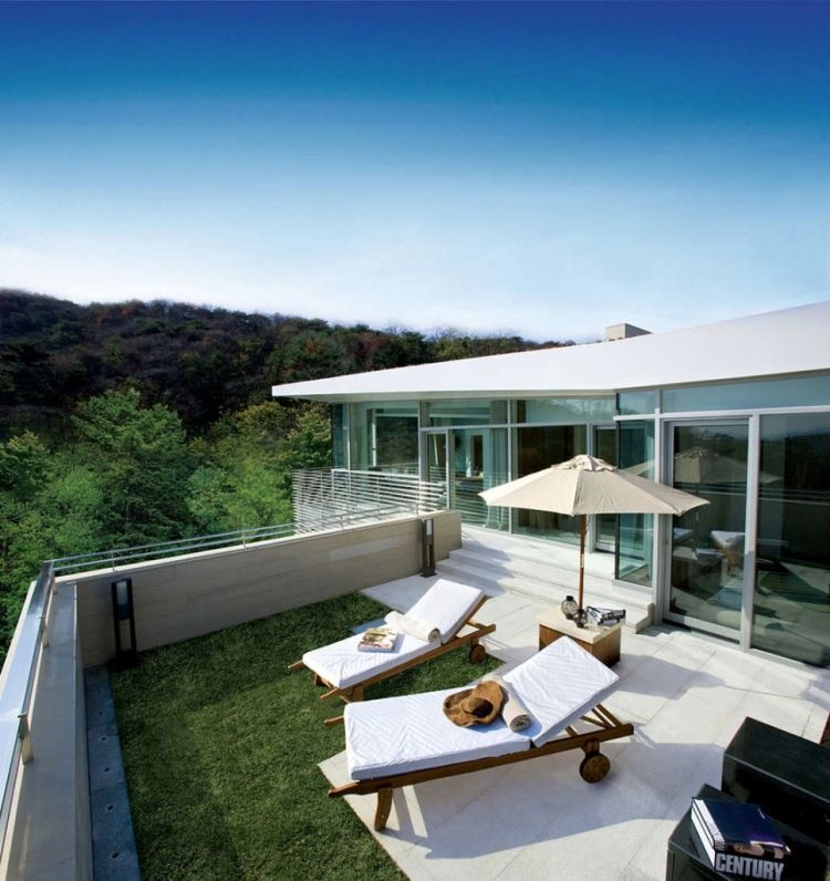 garten-terrassengestaltung-dachterrasse-rasen-liegen-sonnenschirm-relax