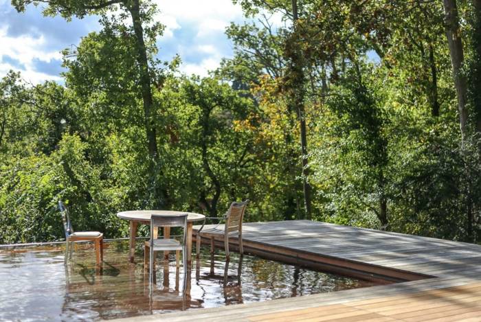 gartentisch stühle wasser pool terrasse wald