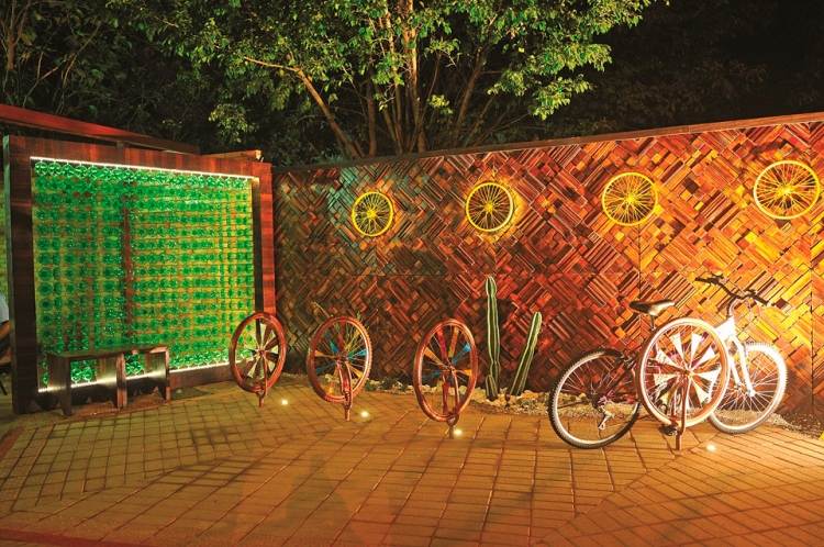 gartenzaun sichtschutz dekorativ-fahrrad-rad-plastikflaschen-holzstuecke
