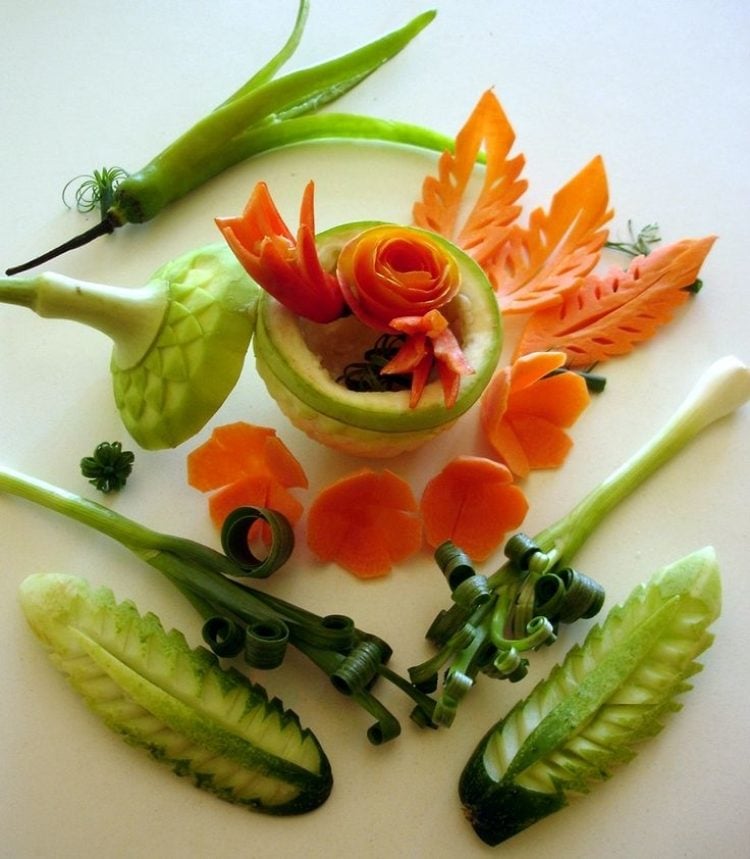 Gemüse schnitzen kustwerke-zucchini-karotten-blumen-fruehlingszwiebel