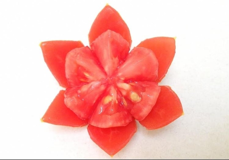 gemuse-schnitzen-lotusbluete-tomate