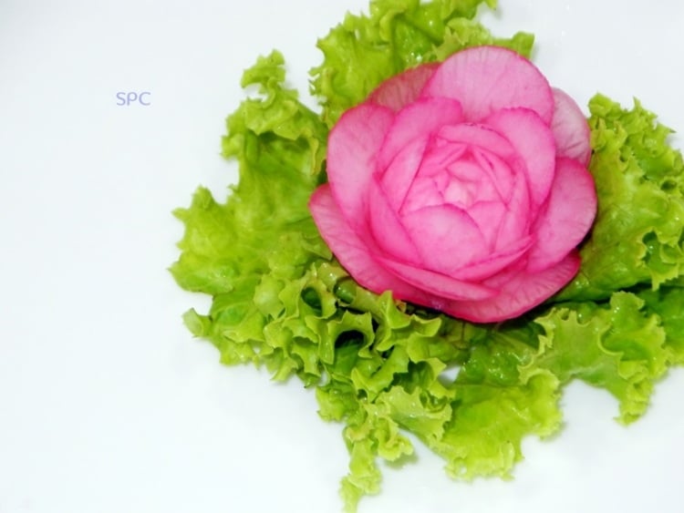 gemuse-schnitzen-rose-radieschen-blattsalat