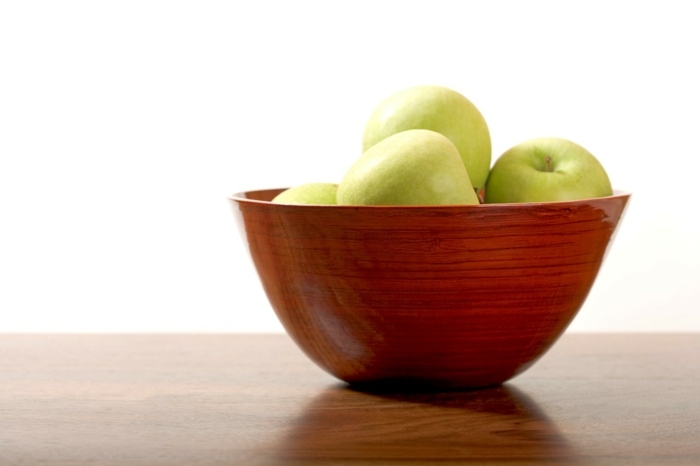 gesunde ernährung im frühling äpfel schale holz
