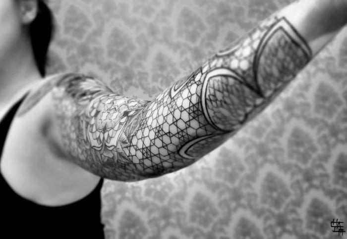 gitter-tattoo-motiv-sterne-geometrisches-muster-chaim-machlev