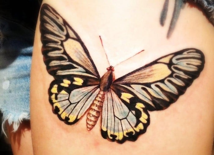 großflächiges-Schmetterling-Tattoo-am-oberbein-ideen-designs