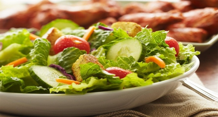 grüner salat teller gurke ernährung saison karotte