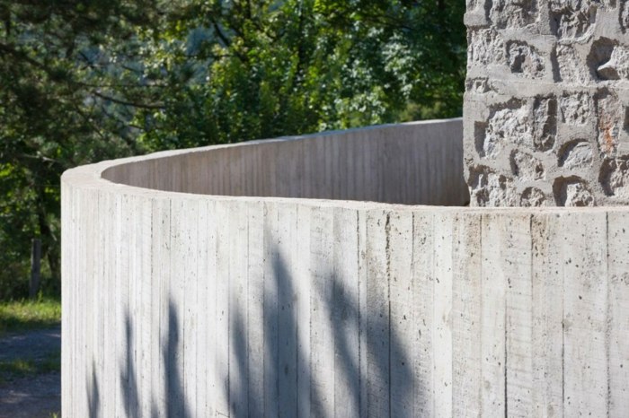 haus design in slowenien beton stein wald grau