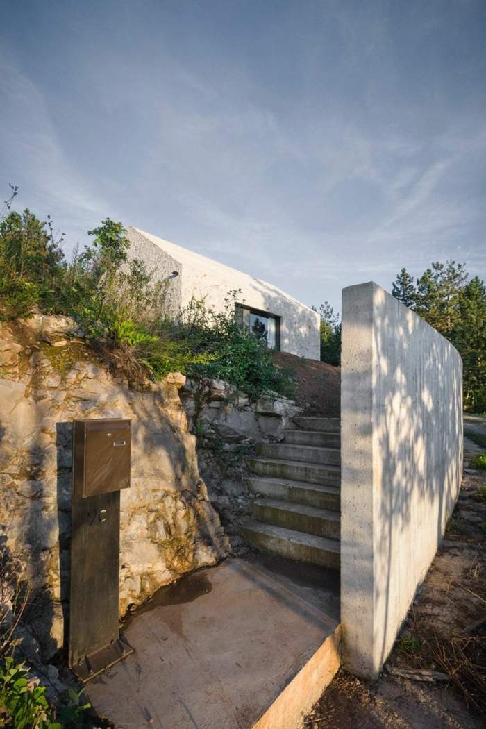 haus design in slowenien briefkasten mauer treppe beton