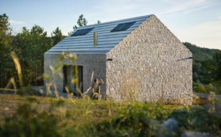 haus design in slowenien dach fenster tür monolithisch