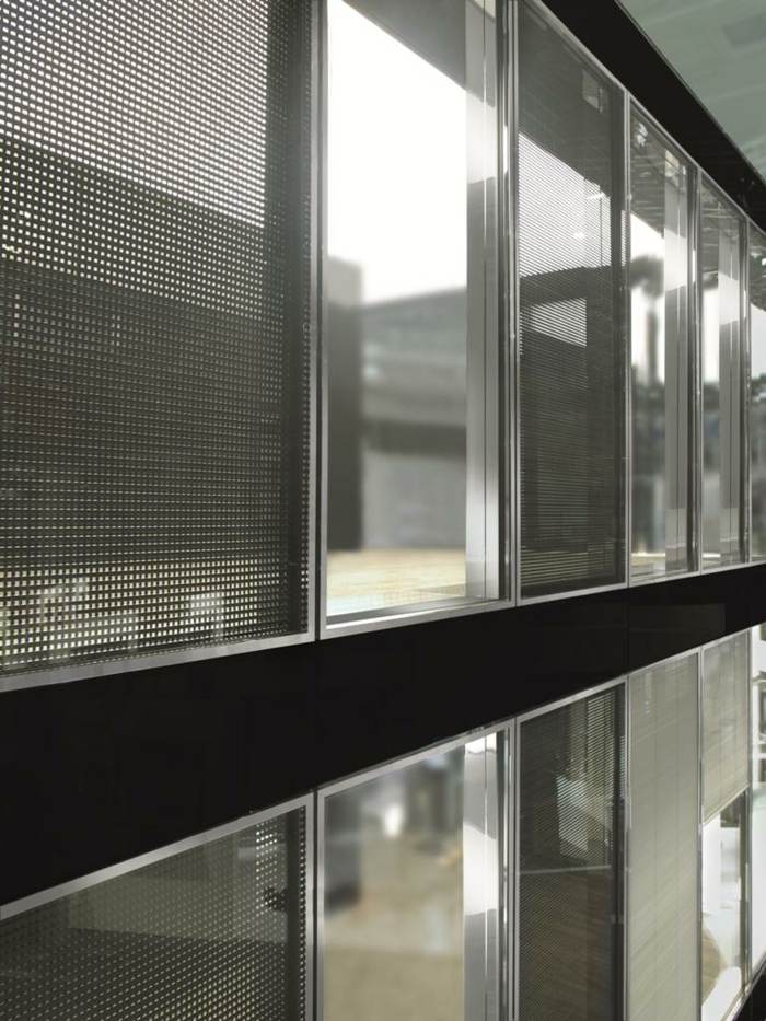 haus fassade sonnenschutz fenster transparent bürogebäude