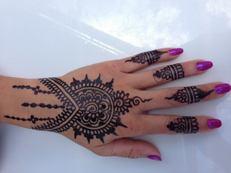 henna tattoo bodypainting idee finger naegel pink