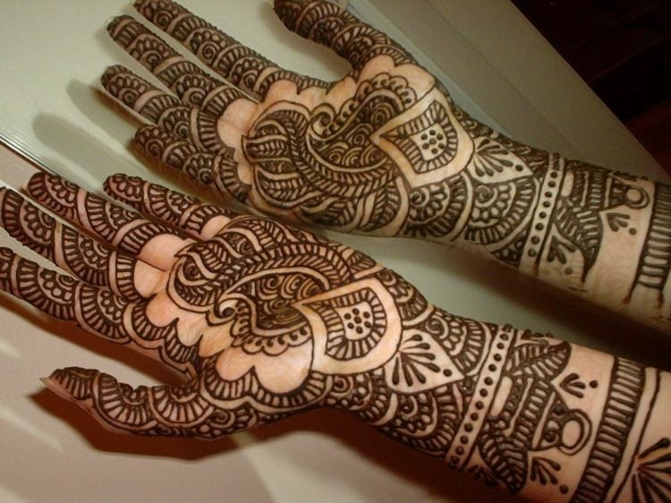 henna tattoo handflaeche ornamente indisch stil